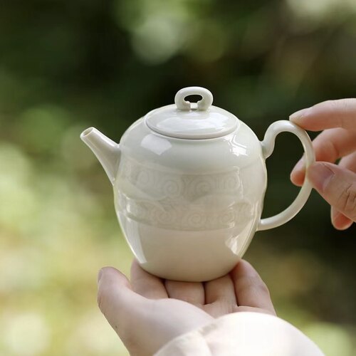 意叁手作剔刻定窑鱼藻纹茶壶