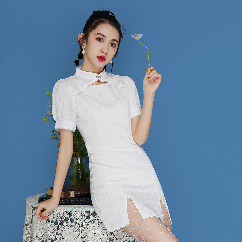 白色旗袍2022年新款年轻款中国风女装舒雅复古司藤同款改良连衣裙