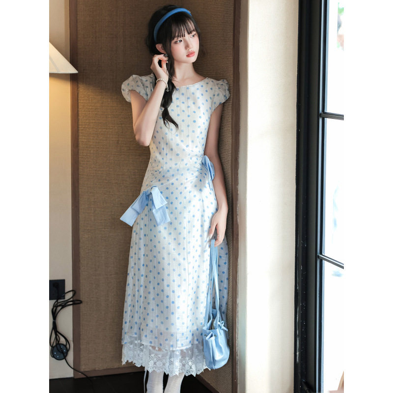 甜美清新氛围感蓝色波点连衣裙女夏收腰抽褶蝴蝶结蕾丝拼接长裙子