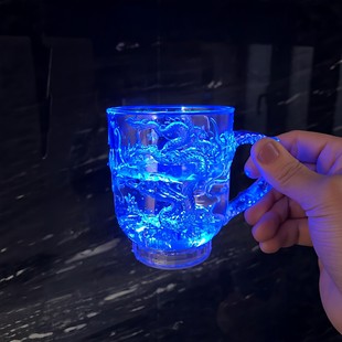 杯子搞怪玩具遇水感应会发光 杯子发光龙杯七彩闪光龙杯龙纹浮雕