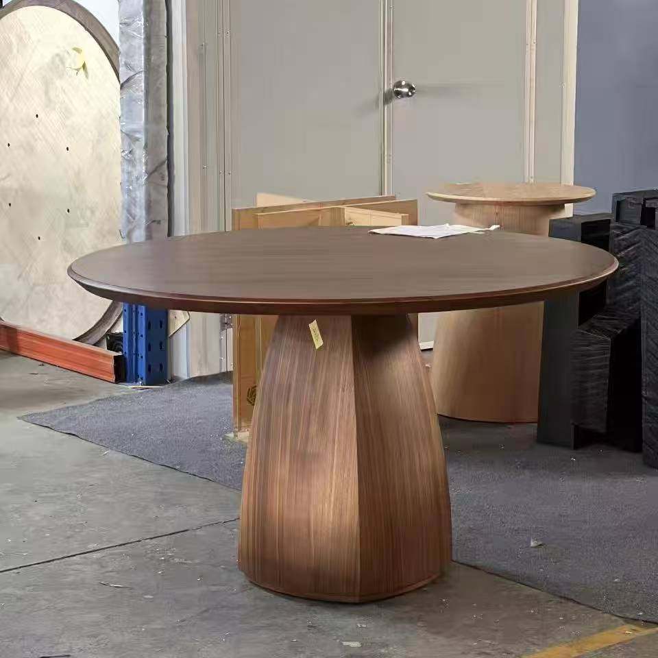 侘寂风椭圆形餐桌设计师款小户型饭桌法式简约新款纯实木圆形餐桌