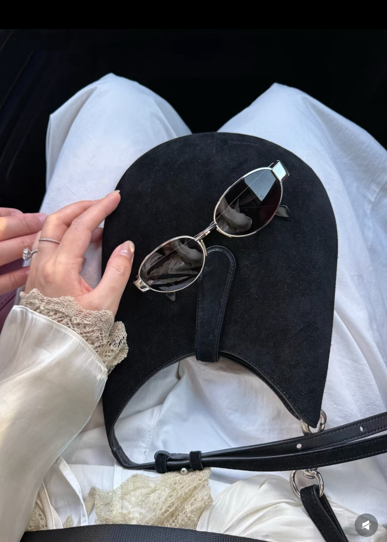 包包女士2026新款高级感轻奢小众欧美简约真皮单肩腋下斜挎水桶包图片