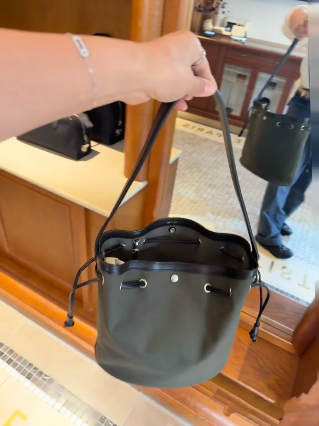 包包女2025年新款日韩小众真皮尼龙抽绳单肩腋下包轻便托特水桶包