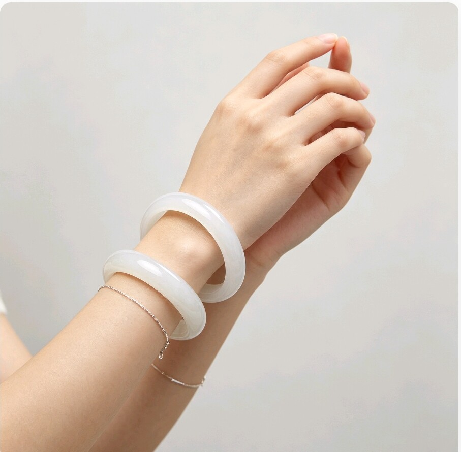 天然新疆青白玉晴水手镯女款圆条细款玉手镯正品富贵珠宝玉石手镯