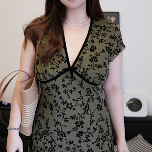 肉丸想变瘦肉丸微胖mm橄榄绿复古飞袖 深v显瘦收腰约会连衣裙