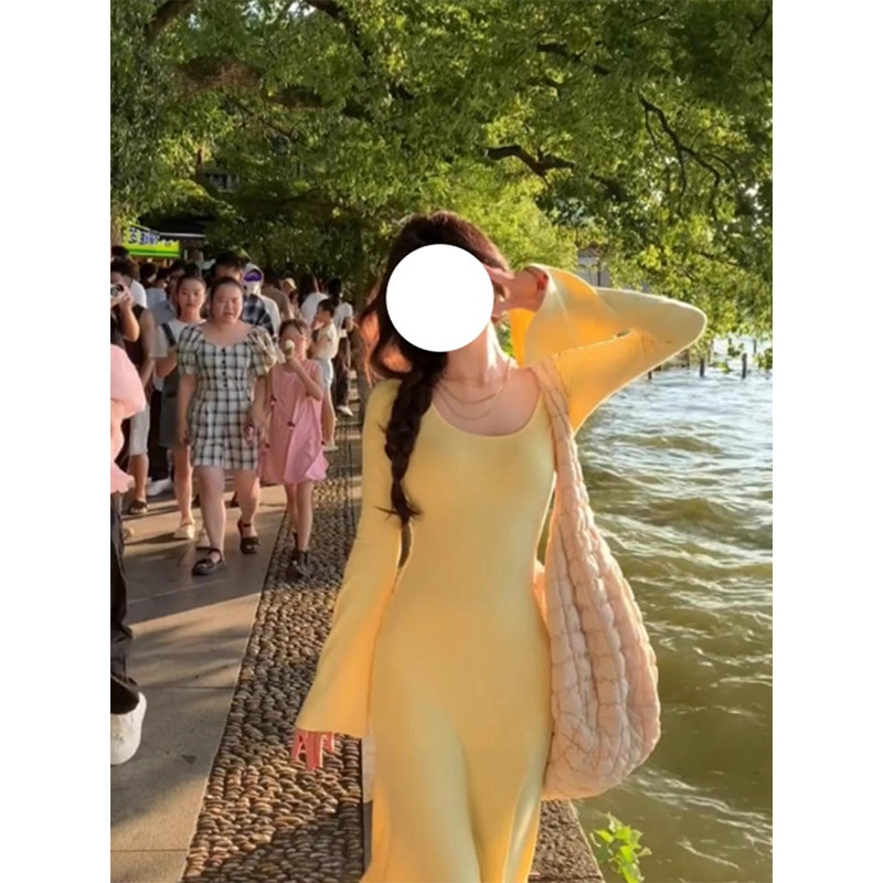 法式纯欲黄色u领鱼尾连衣裙女春秋新款温柔风喇叭袖修身中长裙子