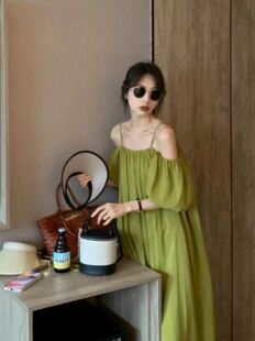 绿色法式基础款吊带一字肩连衣裙夏季女宽松露肩惊艳显白夏日长裙