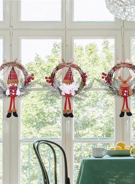 Christmas decorations wreath The door hangs rattan wreath