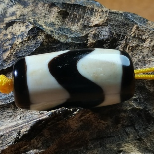 藏传虫虫系列黑白虎牙桶珠油润包浆钙化细腻玛瑙玉髓珠项链配饰