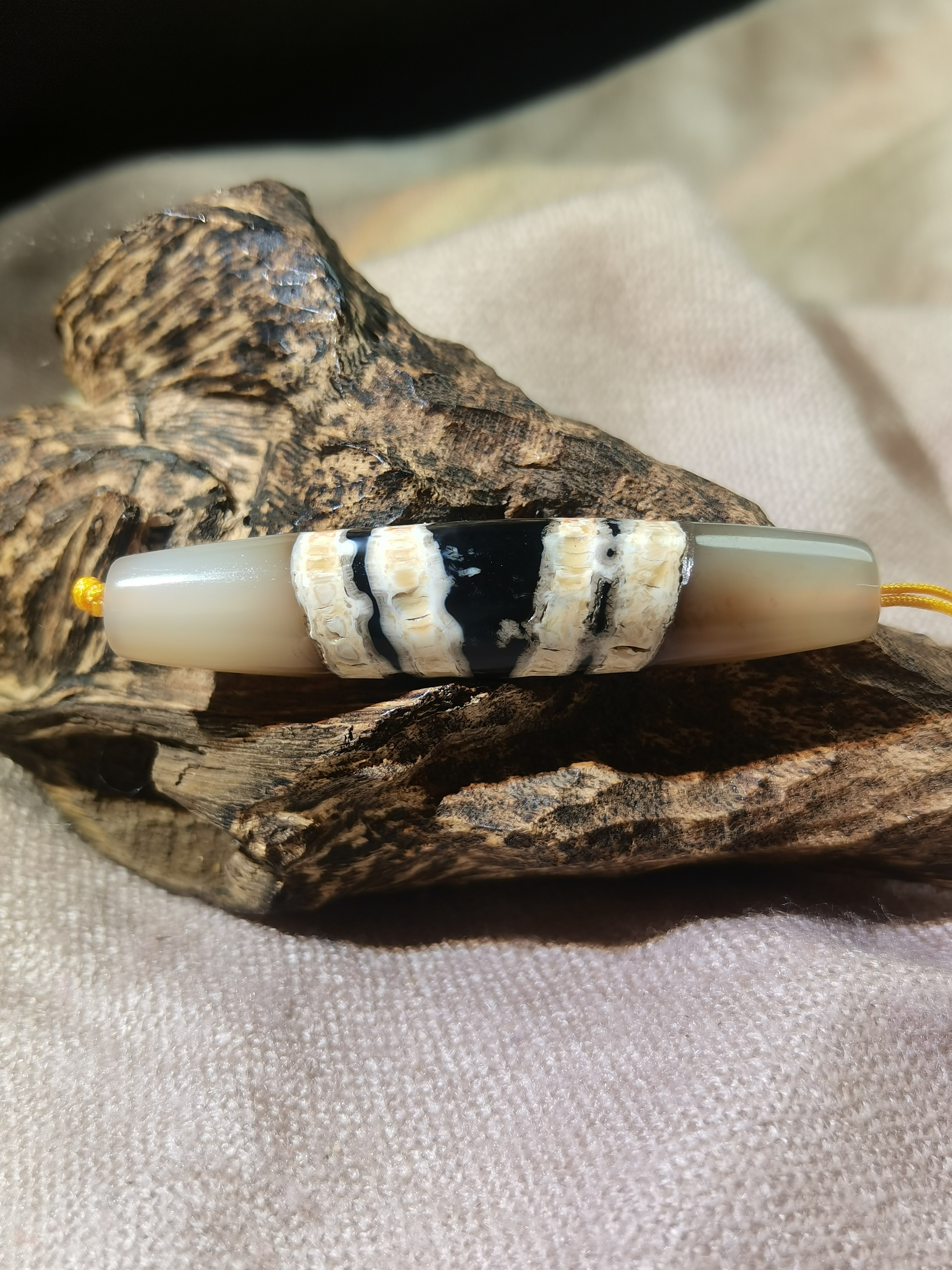 藏传老虫虫系列七线珠白宽线钙化灰皮沁色玛瑙玉髓珠藏式项链配饰
