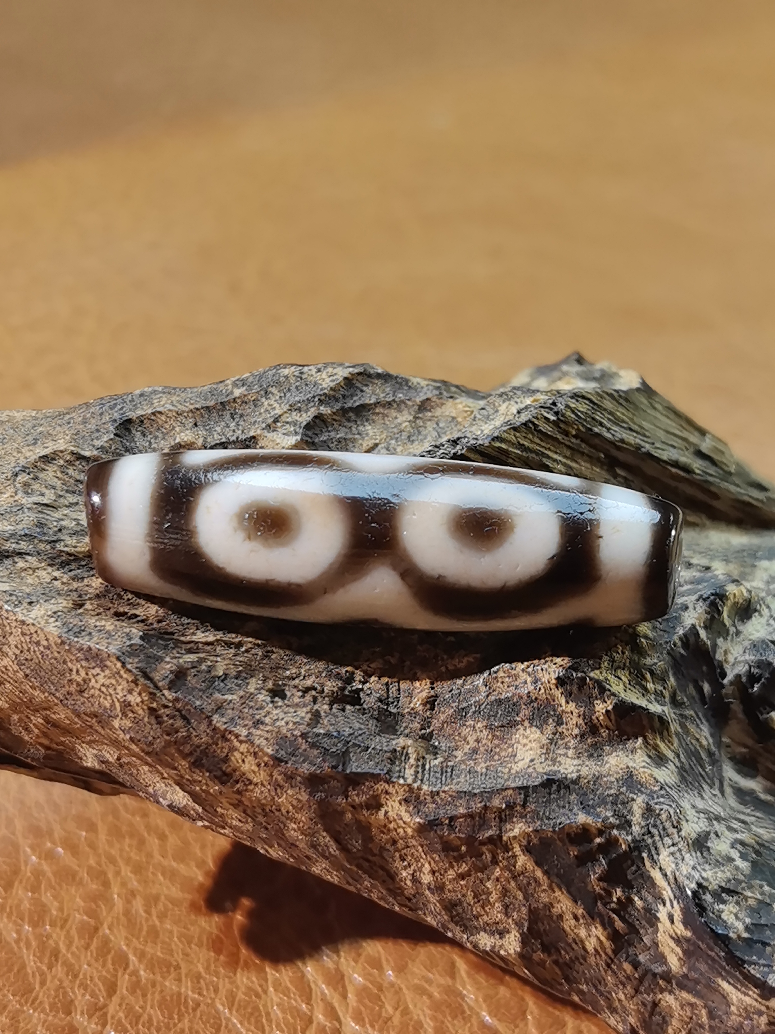 特殊菩提宝盖三眼粉糯满砂藏传九眼石页岩玉髓玛瑙真品天珠