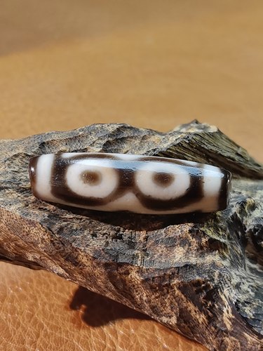 特殊菩提宝盖三眼粉糯满砂藏传九眼石页岩玉髓玛瑙真品天珠