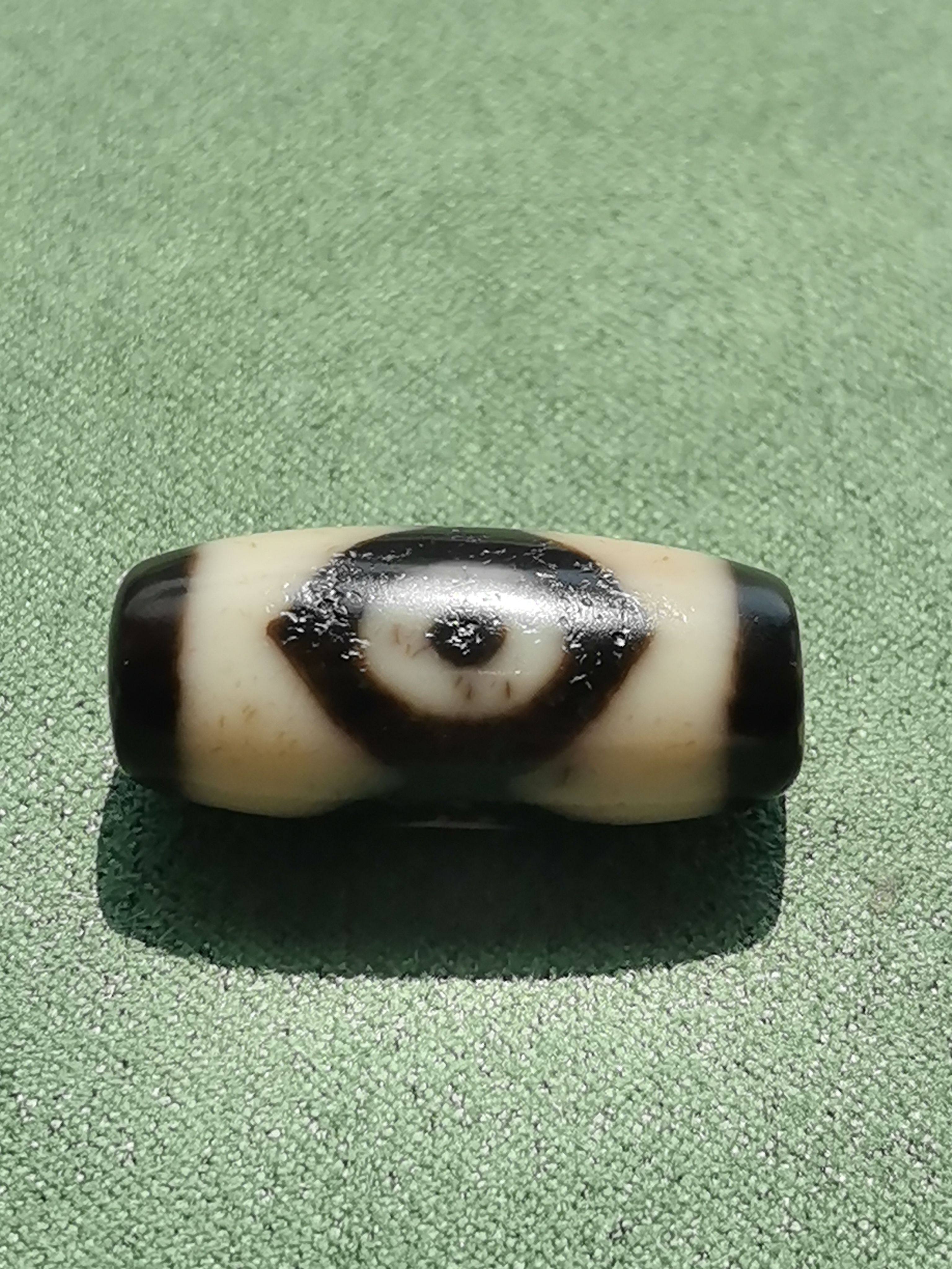 至纯虎牙三眼天珠藏传九眼石页岩玉髓玛瑙真品油润细腻风化漂亮