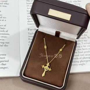 爆款金色权杖马蹄扣十字架吊坠项链女复古轻奢鸢尾花锁骨链送礼物