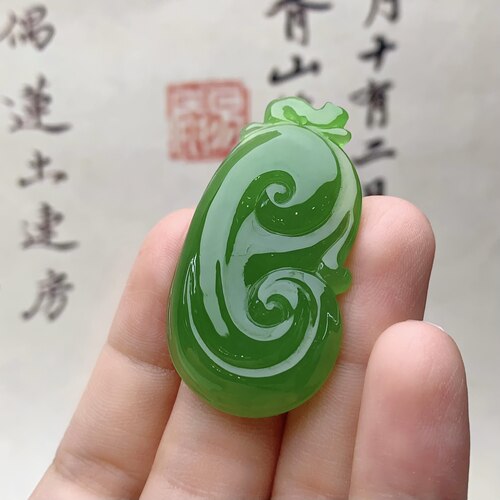 碧玉如意挂件 玉质细腻  油润光泽  雕刻精细 线条流畅自然