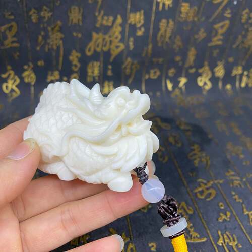 象白牙果手把件雕刻长须龙鱼手把6.5*4.8*3.5貔貅麒麟手持项链摆