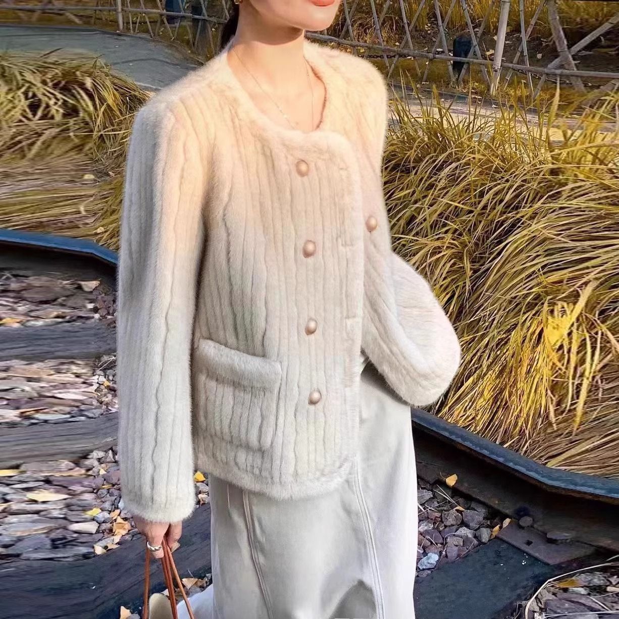 2024秋冬新款显瘦小香风短款外套女宽松皮毛一体加厚仿水貂绒上衣