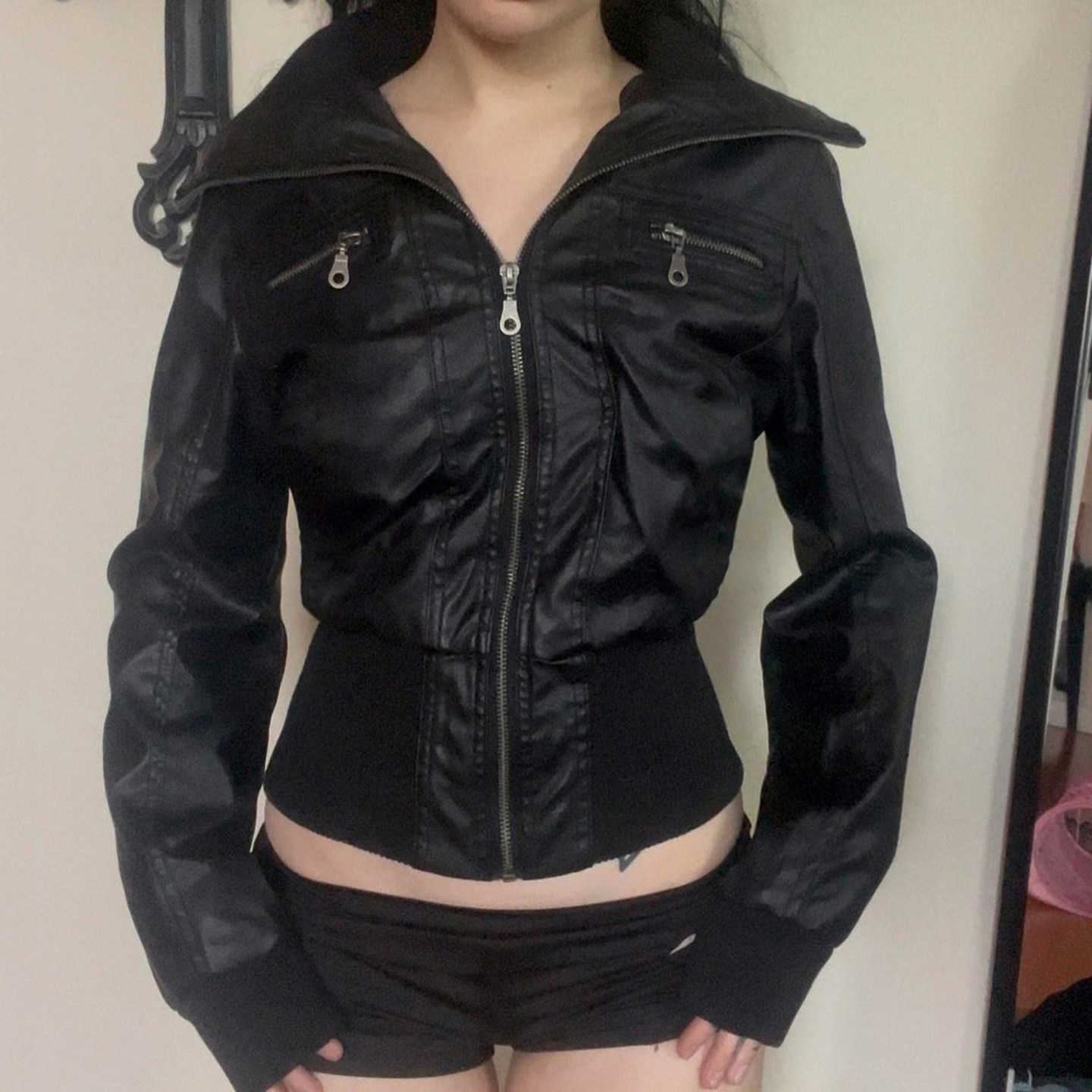 eilove雅痞拉链口袋黑色pu皮夹克女机车辣妹罗纹收腰翻领皮革外套