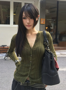 eilove古早辣妹排扣v领绿色毛织上衣女复古肌理条纹针织长袖罩衫