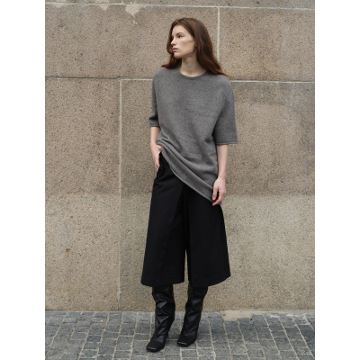 中袖圆领针织毛衣上衣