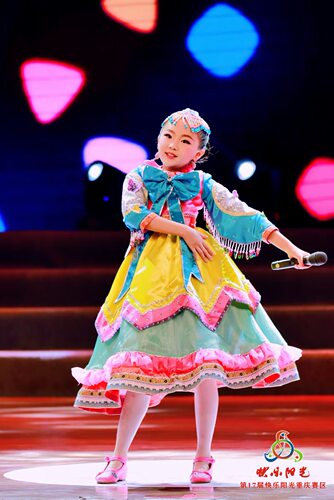 快乐阳光女童金达莱的金色韩服