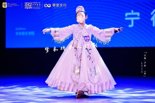 亮片女童韩服朝鲜族《哩哩哩》