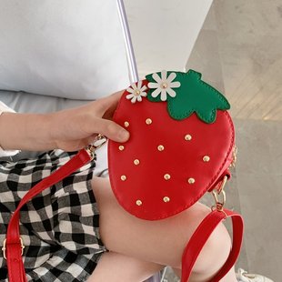 饰宝宝零钱包 铆钉装 可爱卡通草莓女童单挎包时尚 儿童包包2022韩版
