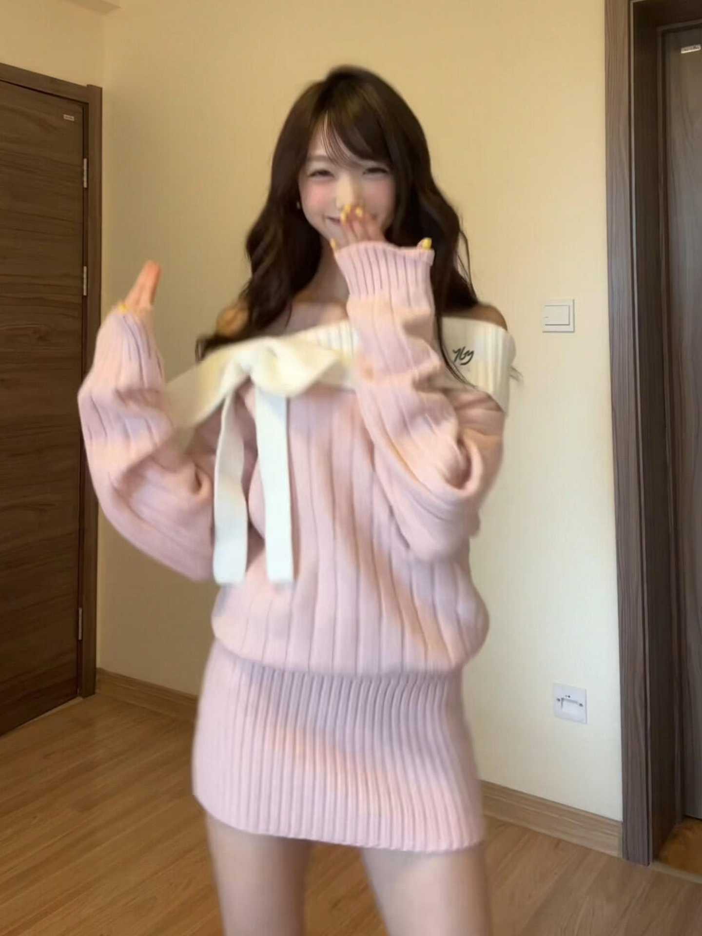 法式粉色一字肩针织连衣裙子女秋冬季2025新款巨好看气质包臀短裙