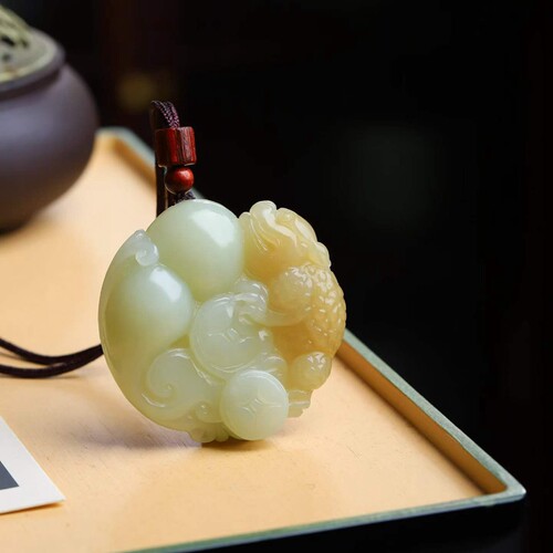 天然和田玉玉器工厂店新疆且末料老料俏糖色玉石金蟾吊坠挂件带证
