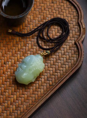 天然新疆和田玉玉器工厂店若羌黄口料老料玉石一念之间吊坠挂件