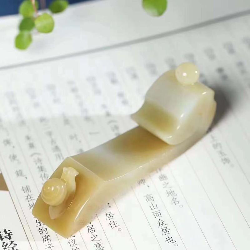 和田玉供应链天然新疆和田玉且末糖料复古龙勾玉石蜗牛笔架小摆件