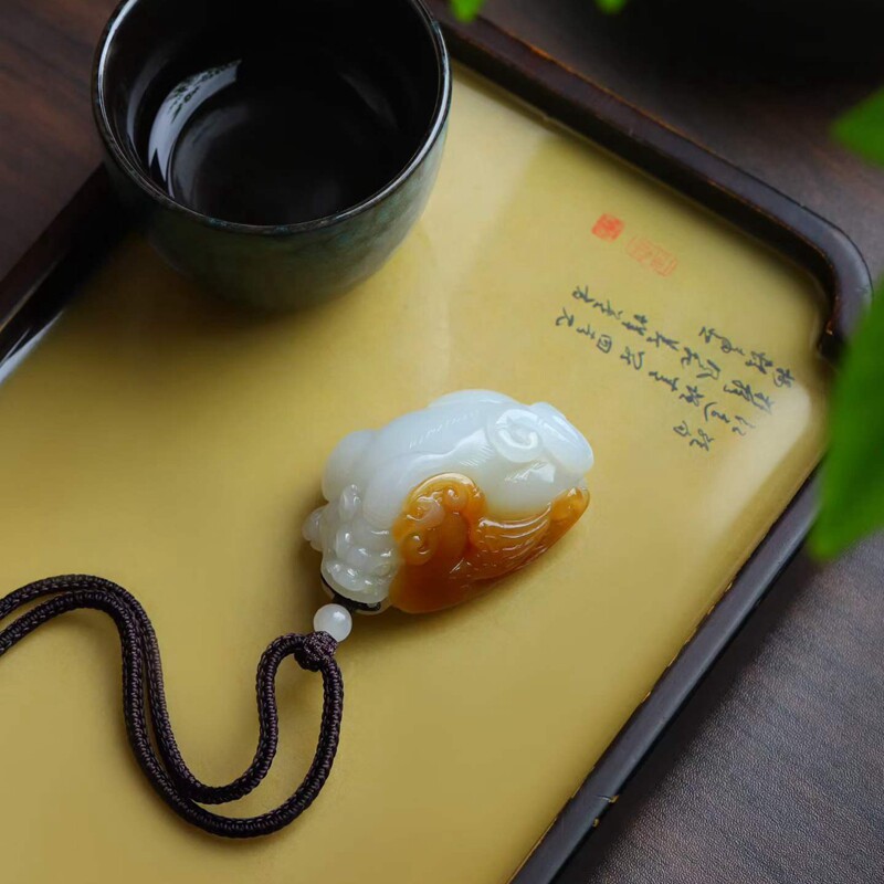 天然新疆和田玉玉器工厂店俄料老料俏糖色工艺品玉石貔貅吊坠挂件