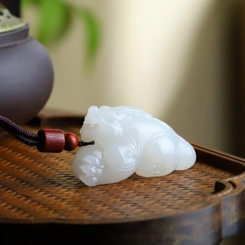 天然新疆和田玉玉器工厂店青海料老料暖白色玉石貔貅吊坠挂件带证