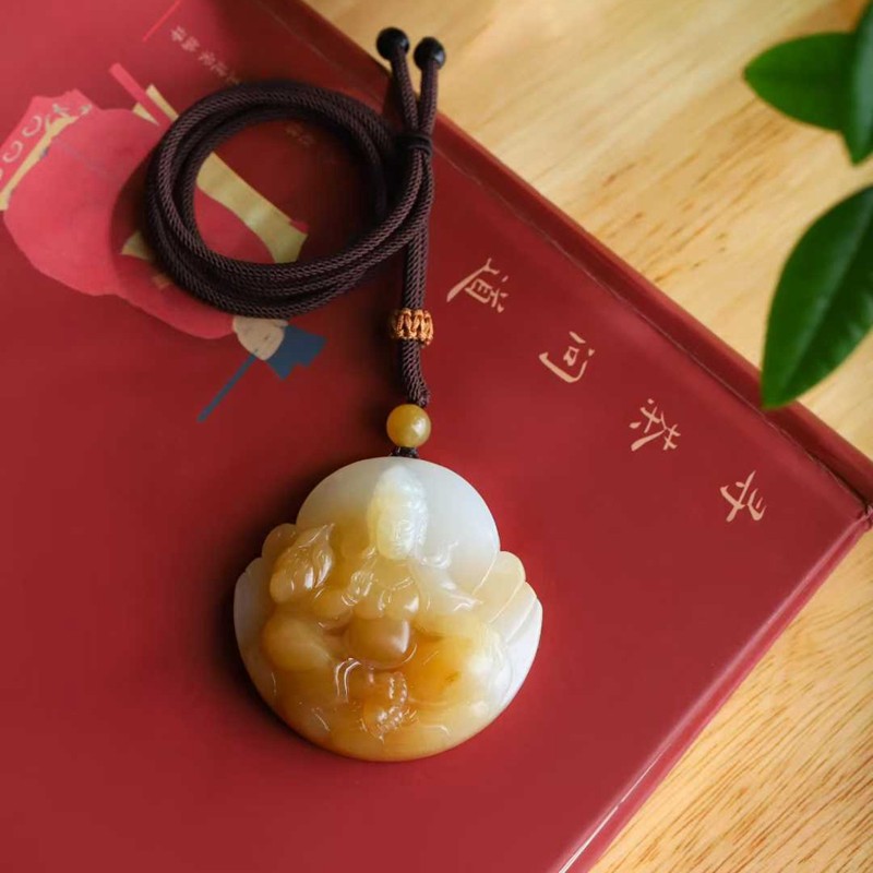 天然和田玉玉器工厂店俄料老料俏糖色工艺品玉石观音吊坠挂件带证