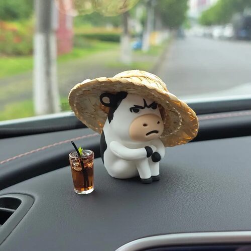 emo委屈草地牛手办丑萌治愈小牛公仔车载中控台摆件桌面解压装饰