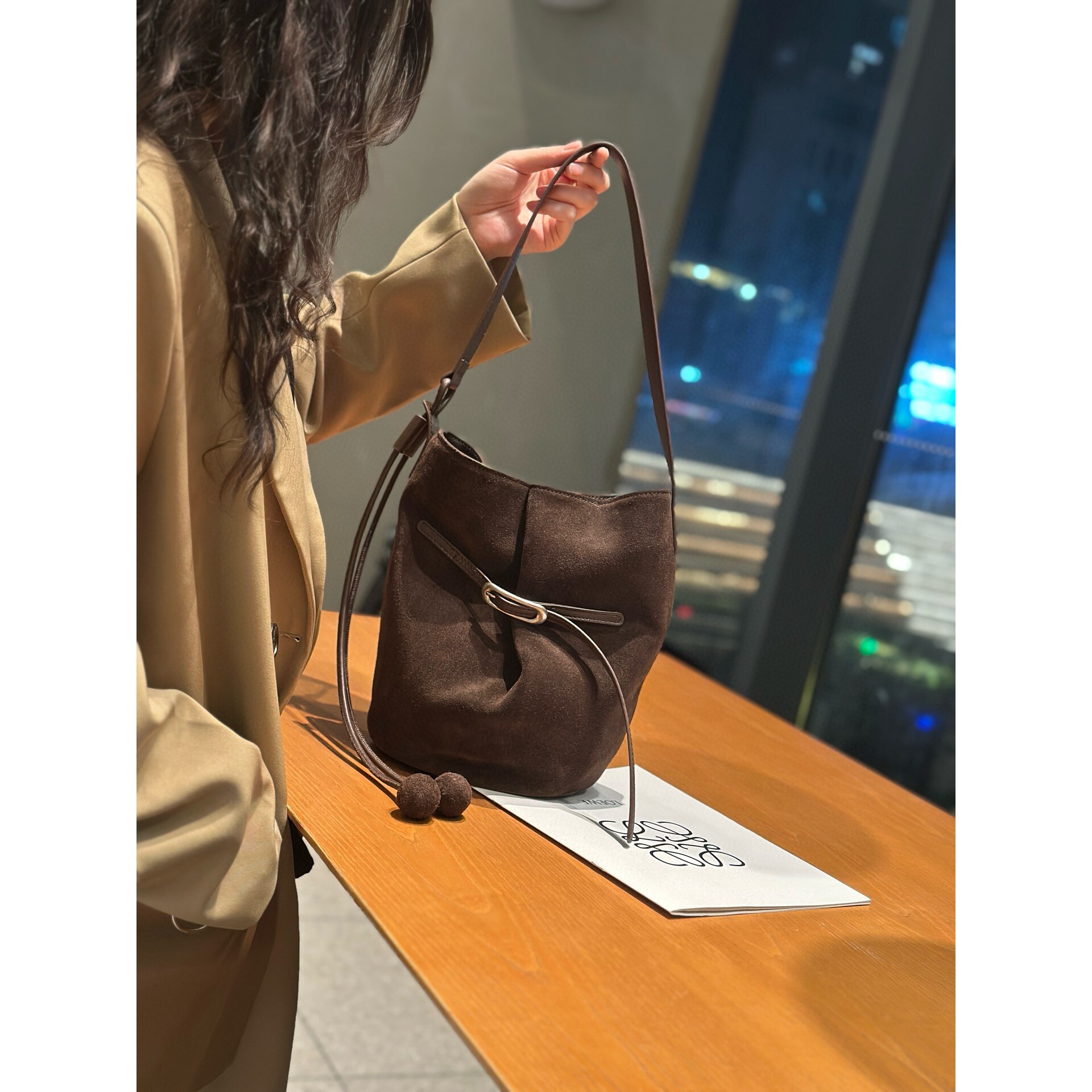 官方正品2025秋冬款磨砂牛皮水桶包女高级感真皮腋下单肩包大容量