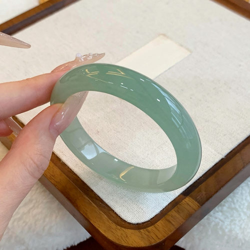 天然高冰东陵玉手镯冰种油青