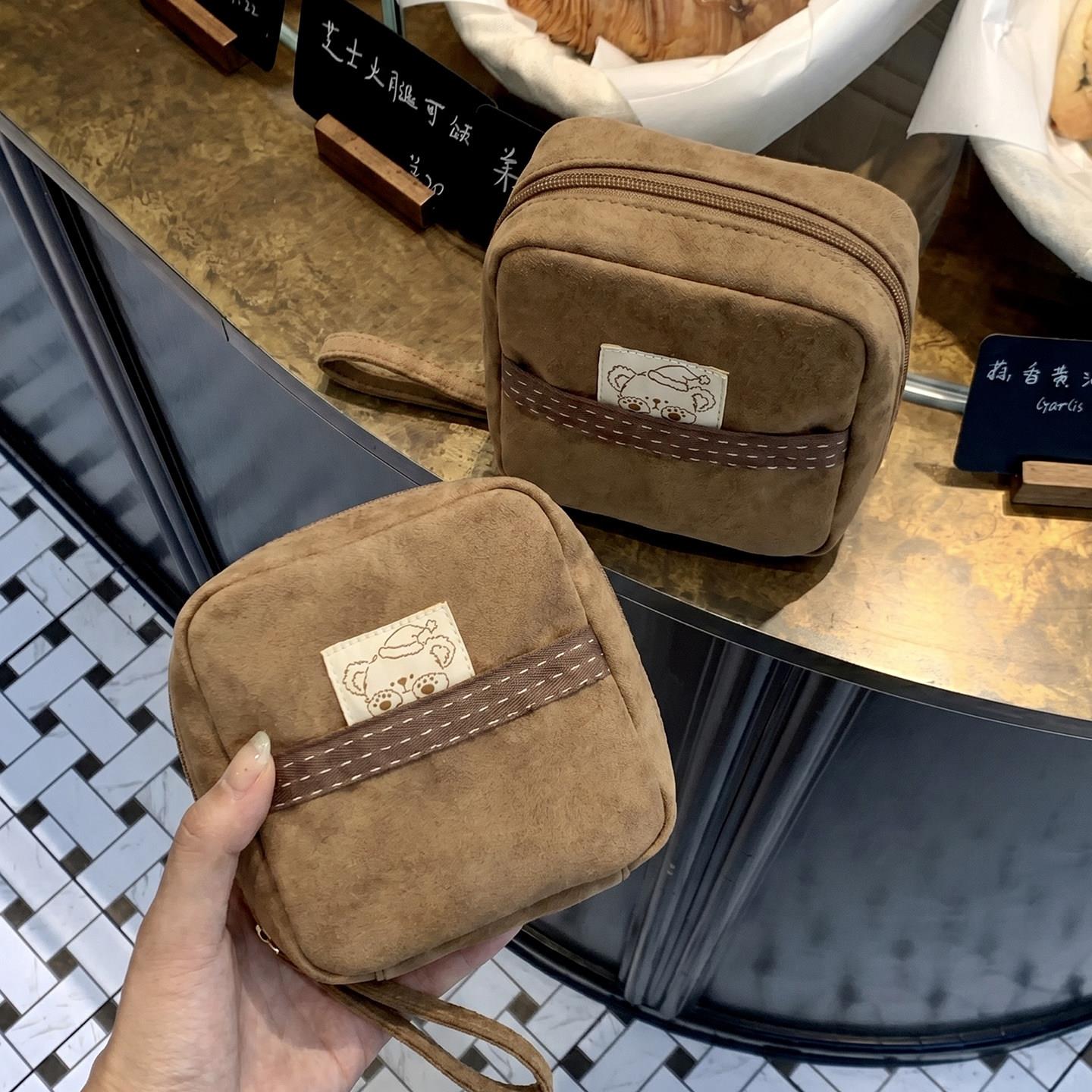 可爱小熊化妆包小型卫生巾收纳包外出便携包包卡通可爱杂物零钱包