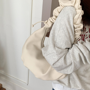 韩版时尚女士包包2026新款褶皱饺子包软皮百搭单肩包通勤斜挎包