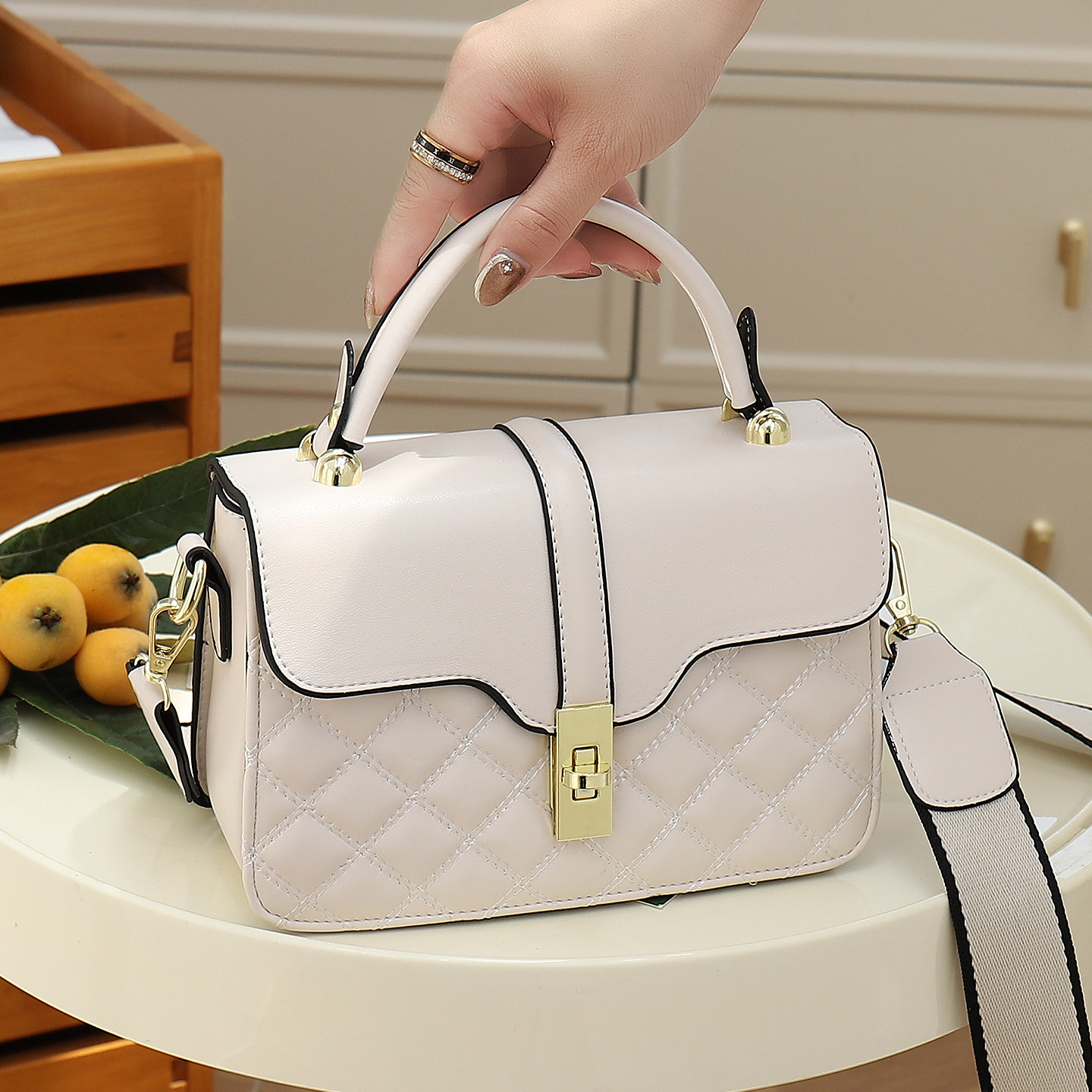 手提包包女款2026新款小方包小众设计锁扣斜挎包宽肩带百搭单肩包