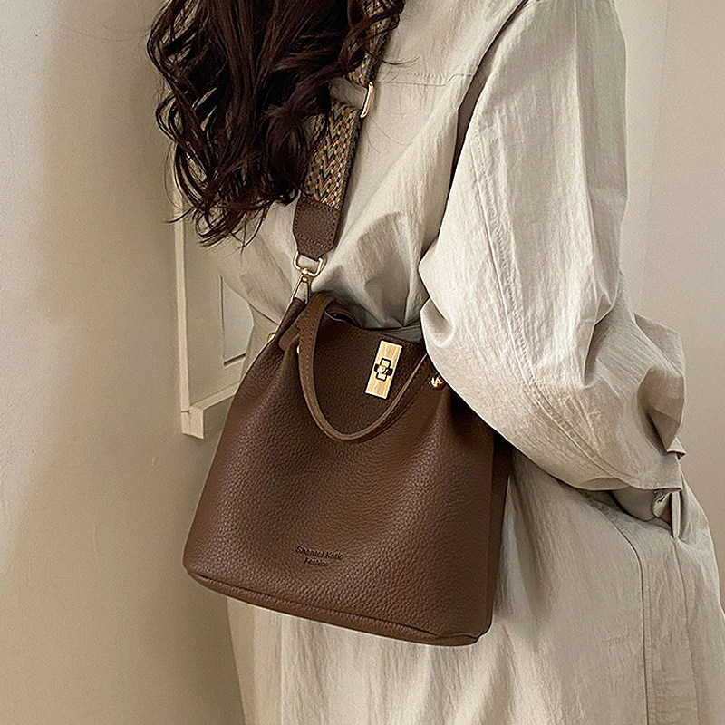 高级水桶包女2025秋冬新款休闲宽肩带斜挎包简约复古手提包通勤包,箱包皮具/热销女包/男包,水桶包,淘宝优惠券,粉丝福利购,淘宝优惠卷