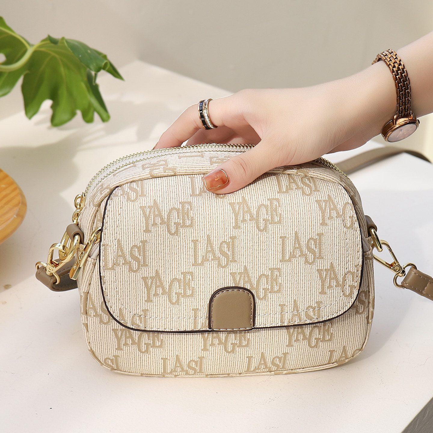 包包女斜挎2026春夏超火印花字母小圆包轻便通勤大容量妈妈单肩包