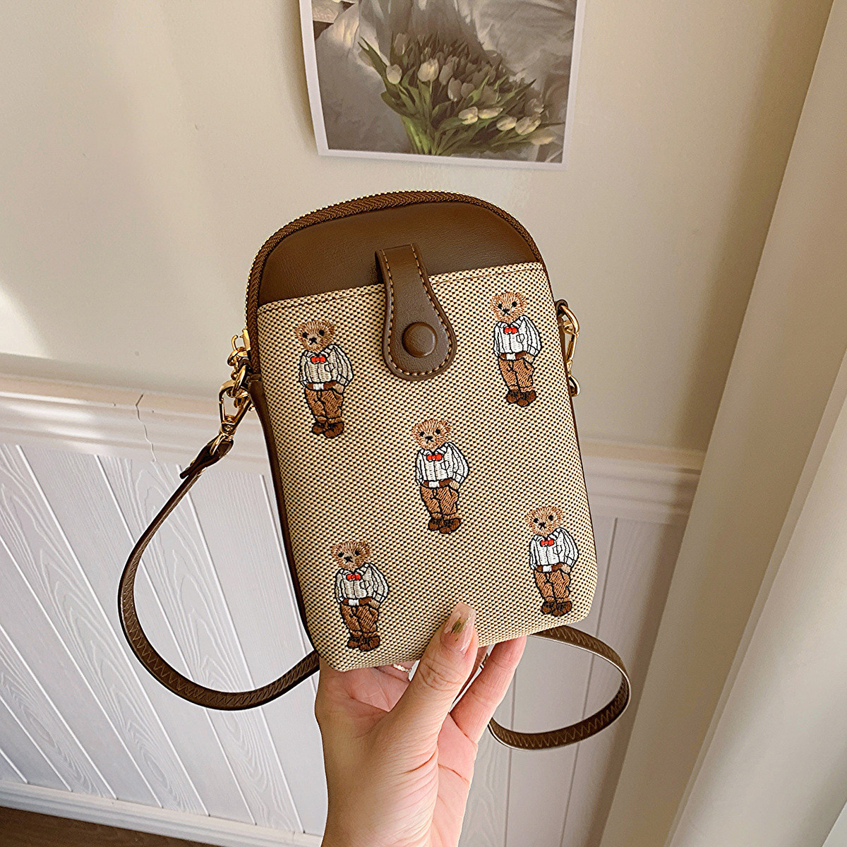 手机包女斜挎2026新款小熊刺绣手机包超火四季百搭轻便手机小挎包