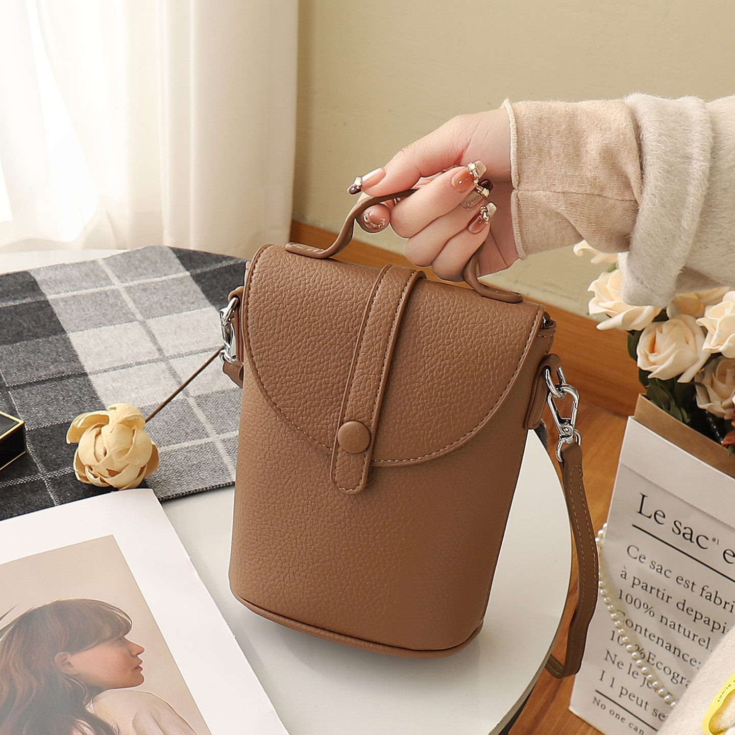 迷你水桶包女2025秋冬新款手提斜挎两用小包简约通勤百搭手机包包