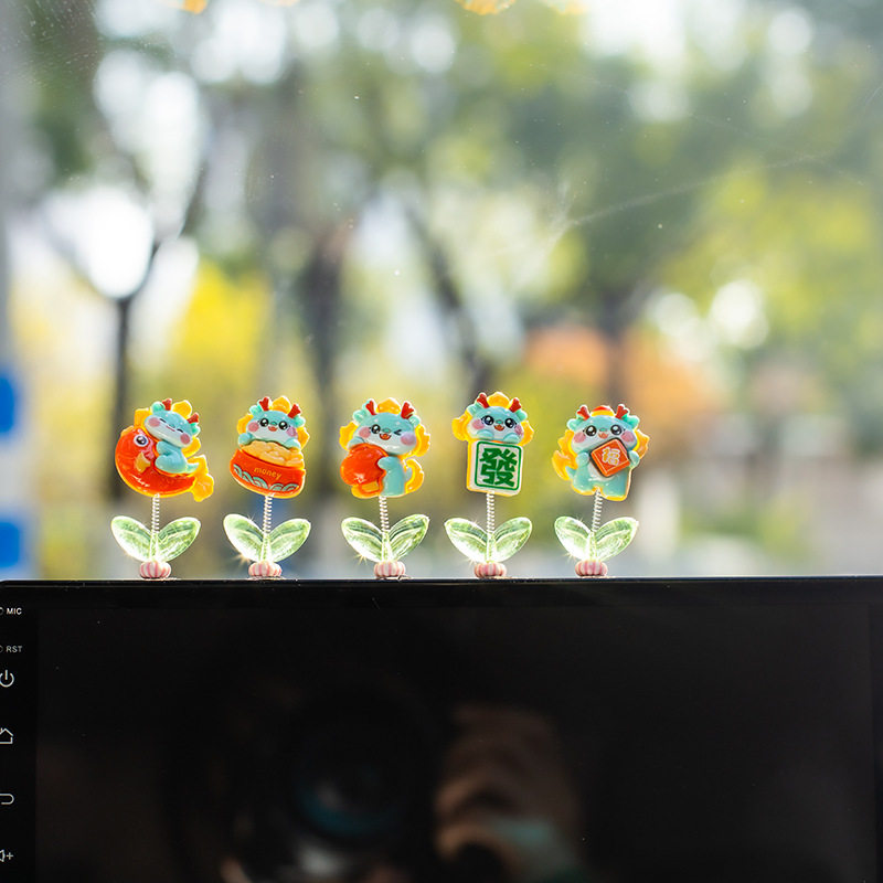 2026年新款车载摇头龙年吉祥物可爱卡通中控台摆件车内装饰品小饰