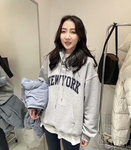 2023年早秋新款韩版女装带帽时尚中长休闲显瘦印花长袖卫衣9811