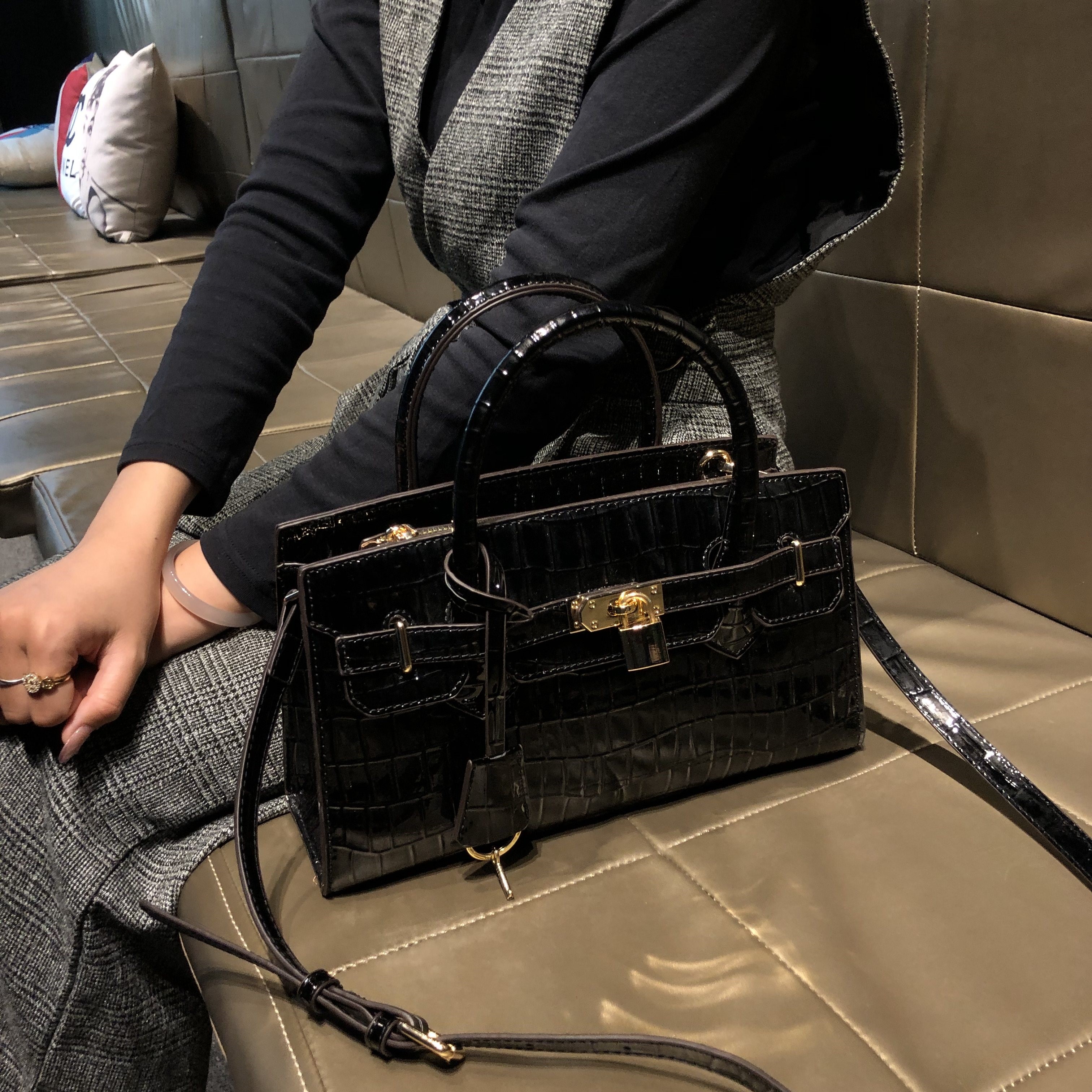 香港品牌女包2026新款真皮高通用款女包