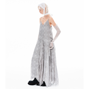 VINZOO 原创双层做旧晕染印花飘逸插片V领吊带连衣裙长裙2025新