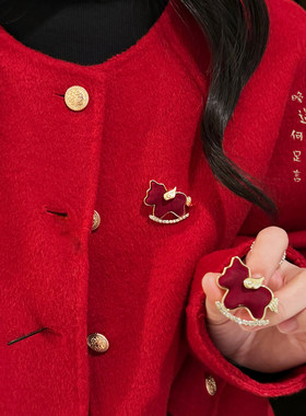 新年红色植绒小马胸针女款高级感轻奢别针搭配毛衣马年胸花固定扣