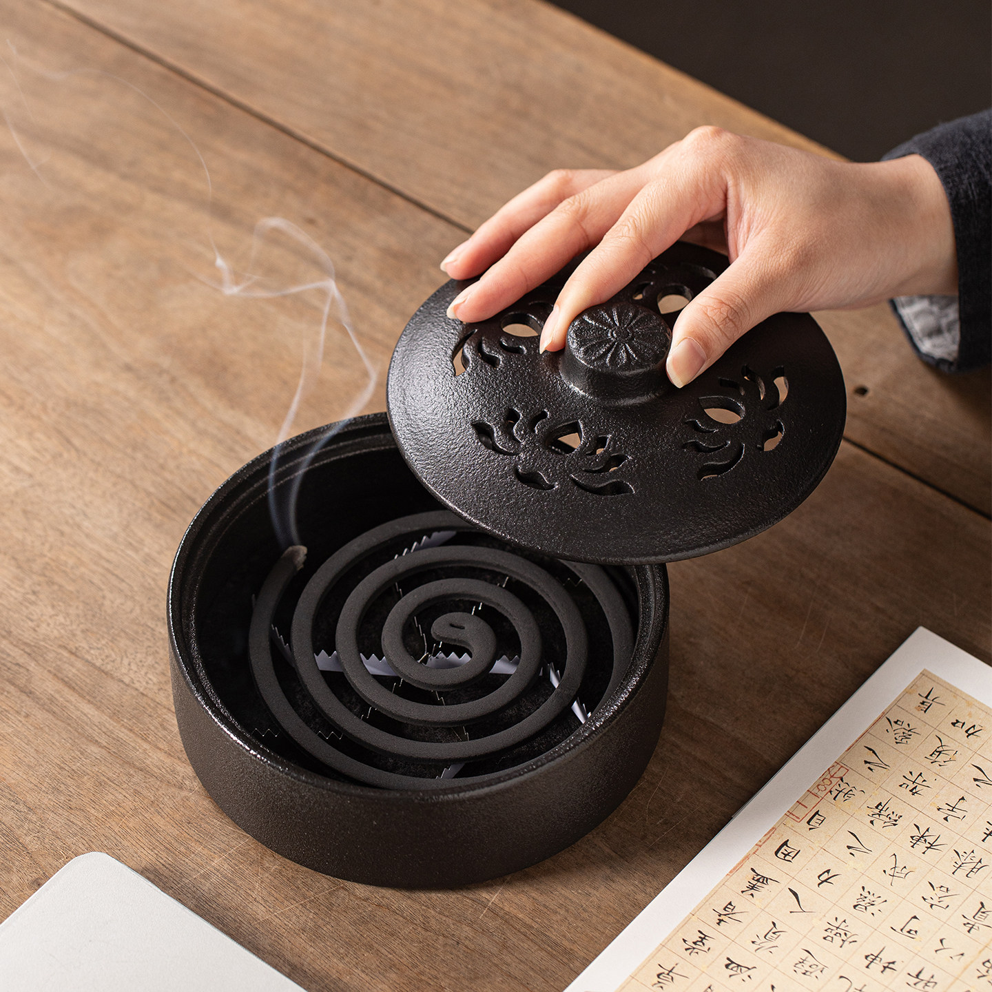大号陶瓷蚊炉复古带盖蚊香盒图片